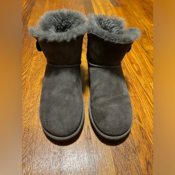Woman’s Ugg Mini Bailey Boots - Picture 1 of 7